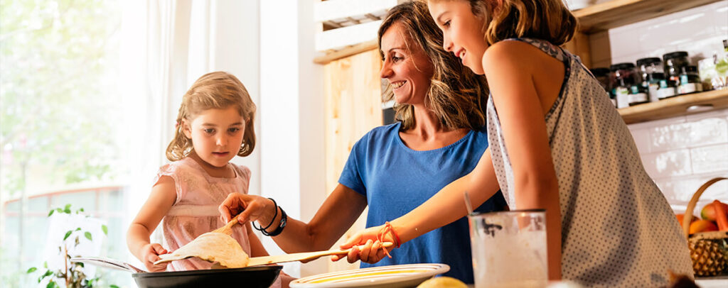 famille en train de faire des crepes