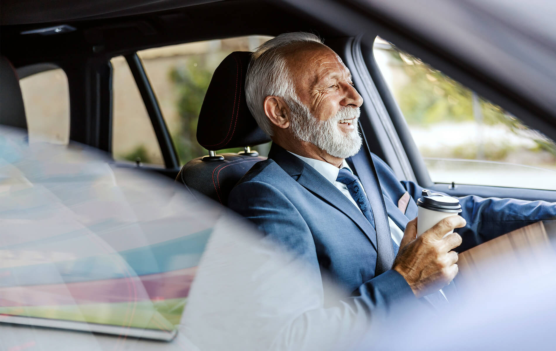 homme conduit voiture