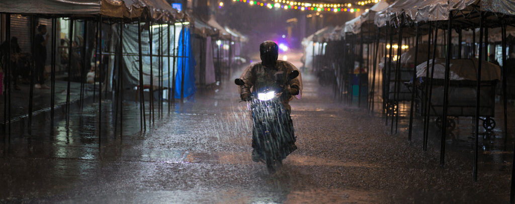 conduire moto pluie