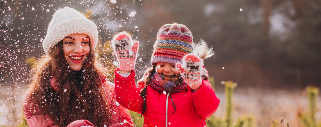 famille dans la neige