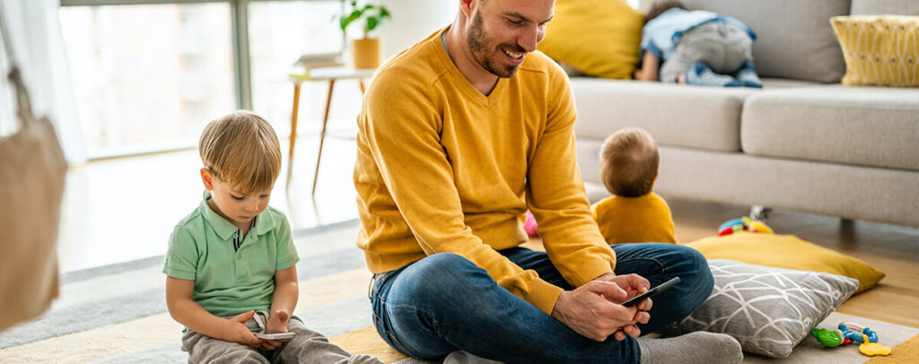 famille dans un salon