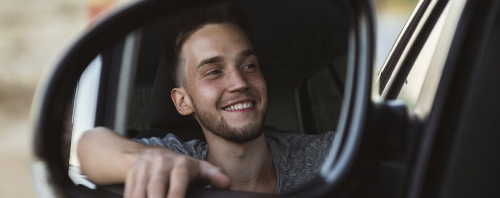 homme en train de conduire une voiture