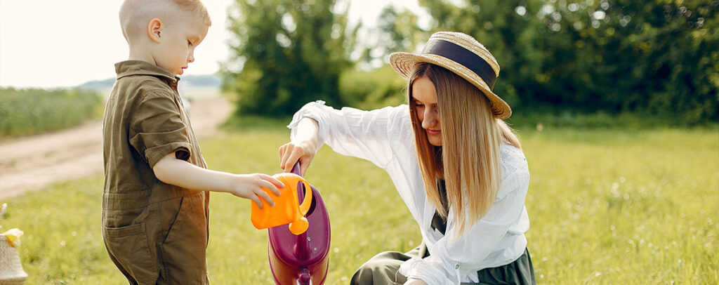 famille en train de faire du jardinage