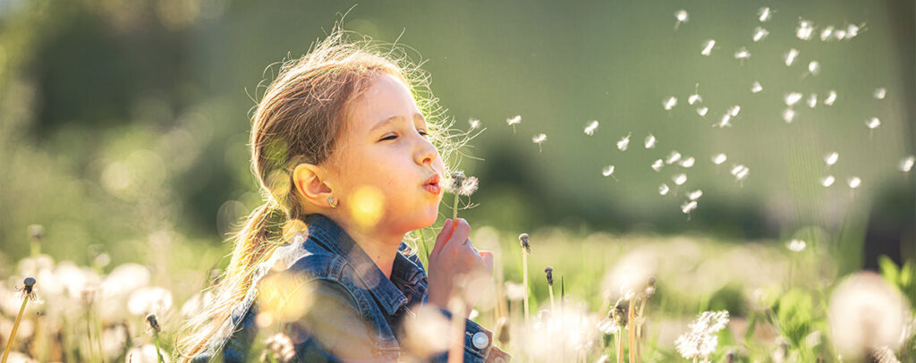 enfant soufflant du pollen