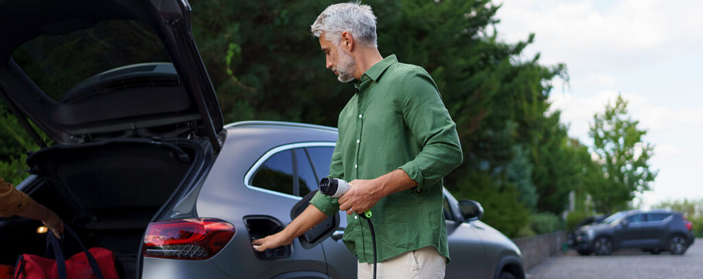 homme voiture electrique