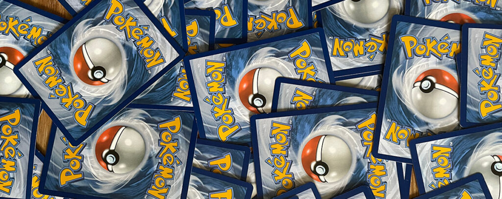 cartes pokemon sur une table