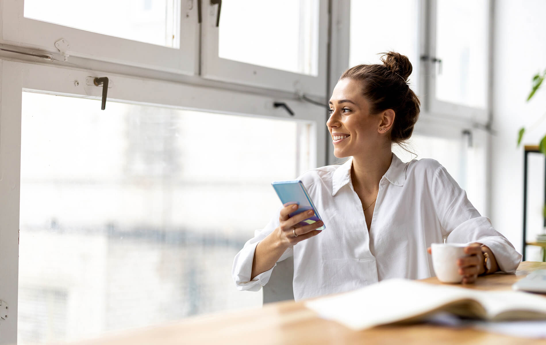 femme bureau smartphone