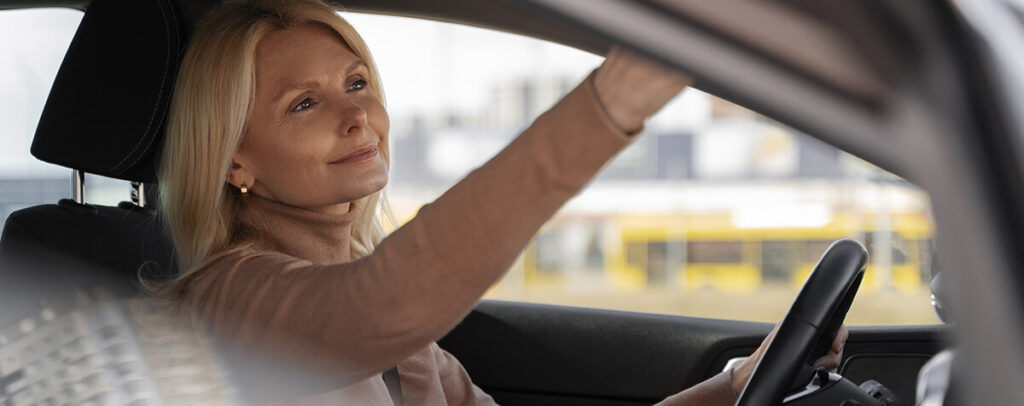 femme voiture rétroviseur