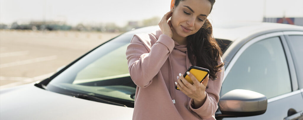 femme voiture smartphone