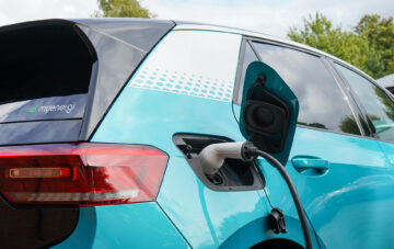 voiture electrique dans un parking