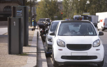 voiture garée dans la rue