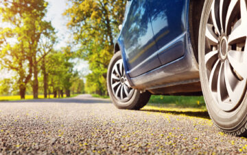 pneus de voiture dans la rue