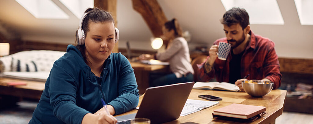 etudiante en train de travailler