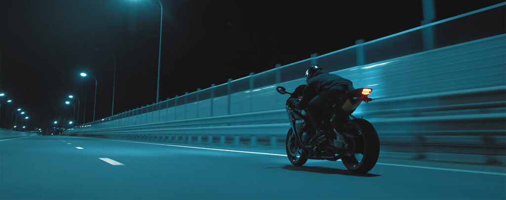 moto dans la nuit