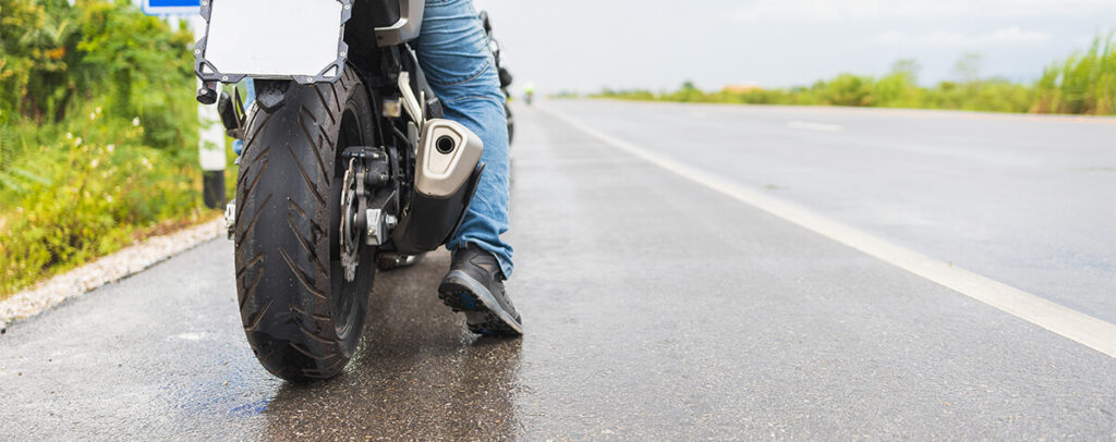 moto sur la route sous la pluie