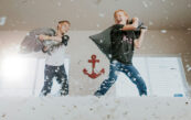 enfants en train de jouer dans leur chambre