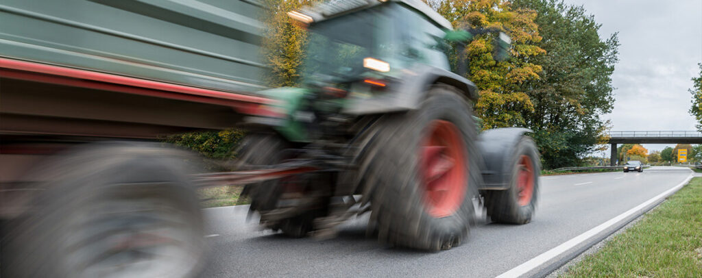 tracteur sur une route departementale