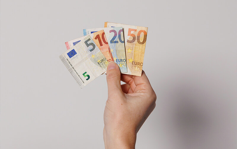 main tenant des billets d'euros