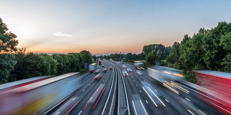 voitures sur autoroute